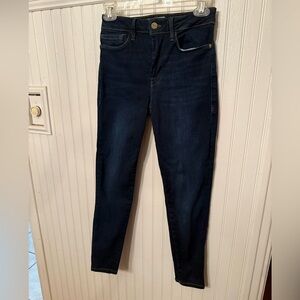 Frame Le One Skinny Jeans fits sizes 23-38